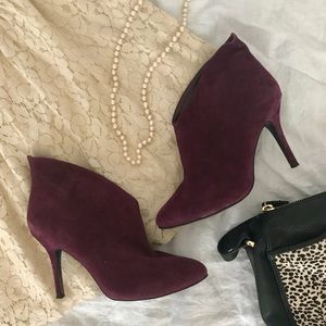 Vince Camuto Booties in Wine, Size 9